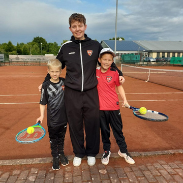 🎾 Auswärtsspiel in Billerbeck – knappes Ding! 💪

Mit etwas Verzögerung startete unser Team in Billerbeck, da ein Einzel...