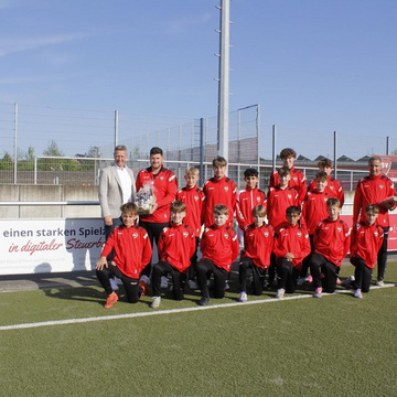 ***Neue Trainingsanzüge***
Nachdem sich bereits die B2 bedankt hat, ließ es sich auch die D2 nicht nehmen, persönlich...