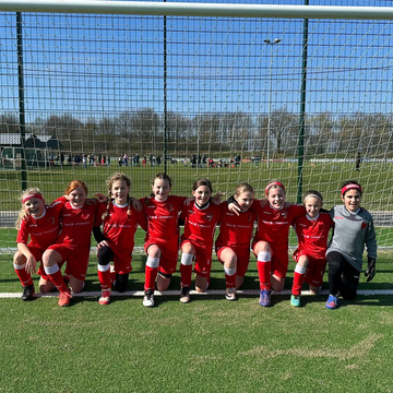 Die E 1 Mädels haben sich heute mit einem starken 11:0 gegen den FC Marbeck durchgesetzt und holen sich mit den 3...