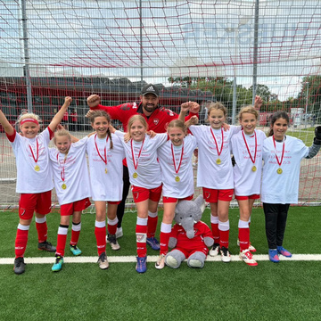*MEISTER 25/26* 🏆⚽️🎉

Am letzten Spieltag der Saison gewinnen die SV Gescher Juniorinnen der E1 mit 7:0 gegen den JSG...