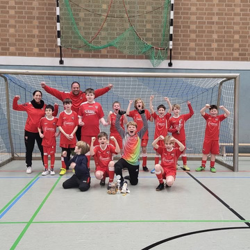 🏆 Erst der Pokal, dann Karneval 🎭

Am Karneval-Samstag war unsere E3 zu Gast beim Hallenturnier von...