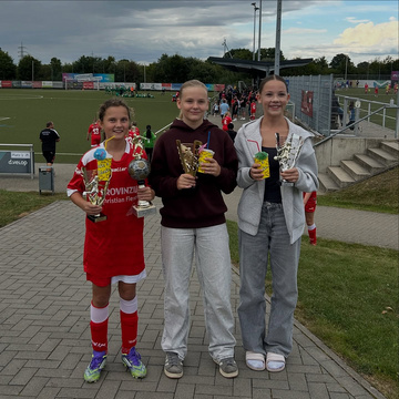 ***Trophäen für das Knipser-Trio***

Der Frauenfußball boomt. So kommt es nicht von ungefähr, dass es den SV-Juniorinnen...