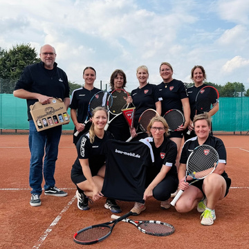 🎾 Erster Sponsor für unsere Tennis-Damen 30! 🎉
 
Wir sind überglücklich – unsere Damen-30-Tennismannschaft hat ihren...