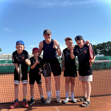 🎾🏆 Unsere U10-Midcourt-Mannschaft ist Meister! 🏆🎾
Was für eine tolle Saison! Unsere jungen Tennis-Talente vom SV... 🎾🏆 Unsere U10-Midcourt-Mannschaft ist Meister! 🏆🎾
Was für eine tolle Saison! Unsere jungen Tennis-Talente vom SV...