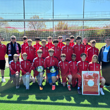 Die C1 freut sich über neue Sweatshirts unseres neuen Vereinssponsors Restaurant Gallo. Saranda und Skender Hadraj...