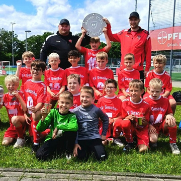 ***E2 holt die Meisterschaft***

Unsere E2 hat sich heute die verdiente Meisterschaft mit einem Punkt Vorsprung auf VfL...