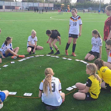 Heute hatten wir Laura und Lukas vom Jugendwerk Gescher beim Training der D-Mädchen zu Besuch ⚽❤️🖤

Im Mittelpunkt...