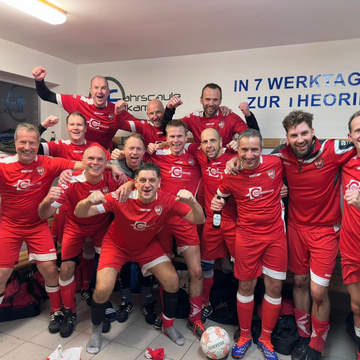 ***Ü40 eine Runde weiter***
Im Pokal-Viertelfinale der Ü40 standen sich jetzt die SG Coesfeld und unser Team gegenüber....