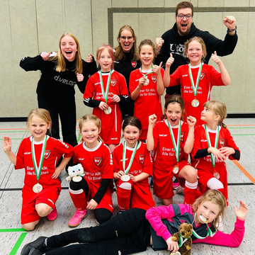 Die F1-Mädels haben gestern ein erfolgreiches Hallenturnier gespielt! Als Anerkennung gab es Medaillen für alle.
Danke...