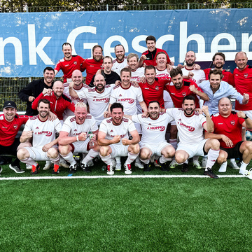 SV Gescher Ü32 zieht souverän ins Finale ein
Die Ü32 des SV Gescher steht nach einem überzeugenden 6:0-Erfolg gegen die...
