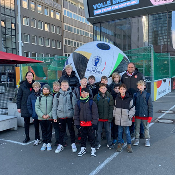 *E3 zu Gast im DFB Museum*
Zum Ausklang der Hinrunde besuchte die E3 das DFB Fussballmuseum in Dortmund.
Zunächst ging...