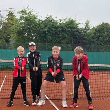 🎾 Perfekter Saisonstart für unsere Jüngsten! 🎾

Unsere U10-Mannschaft legt direkt stark los und gewinnt souverän mit 3:0...