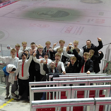 🏒 Mannschaftsabend mal anders! 🔴⚪
Unsere U19 hat den Fußball für einen Abend gegen Eishockey getauscht und war zu Besuch...